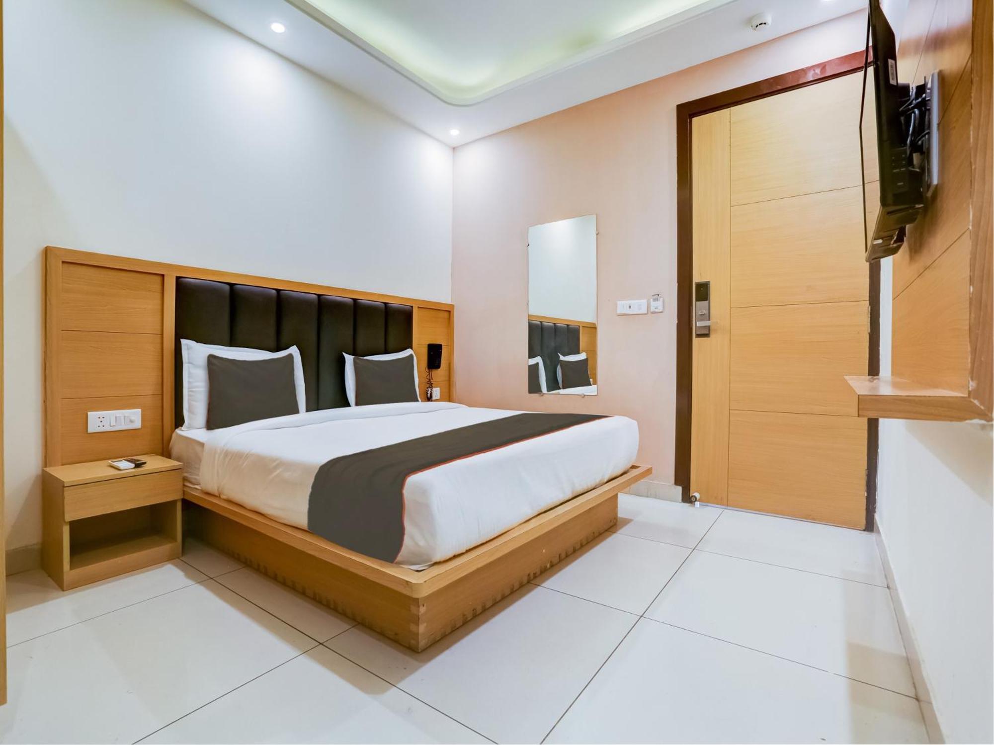 Collecion O White House Hotel New Delhi Buitenkant foto