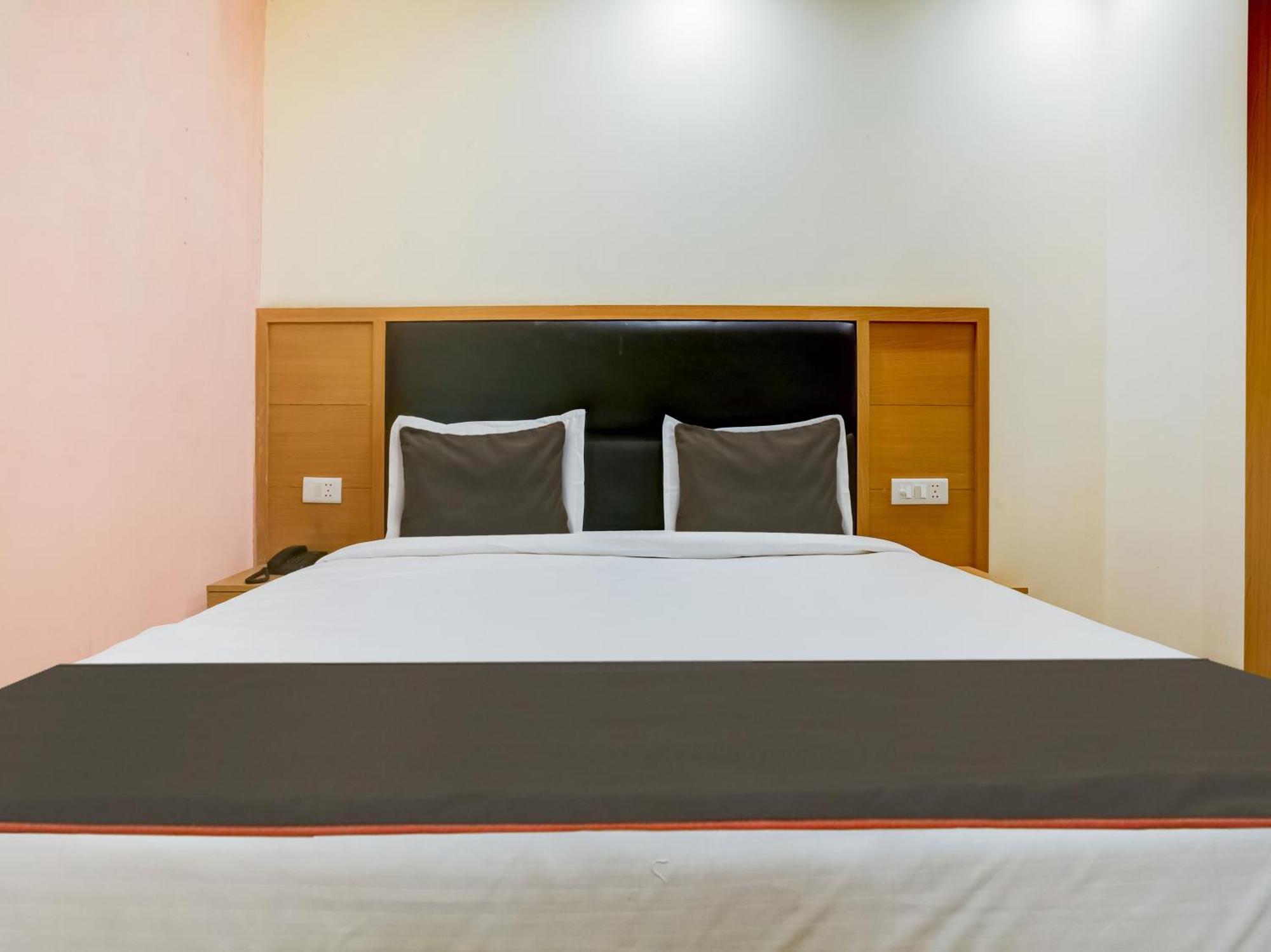 Collecion O White House Hotel New Delhi Buitenkant foto