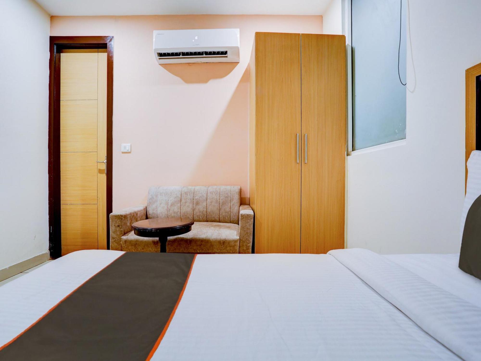 Collecion O White House Hotel New Delhi Buitenkant foto